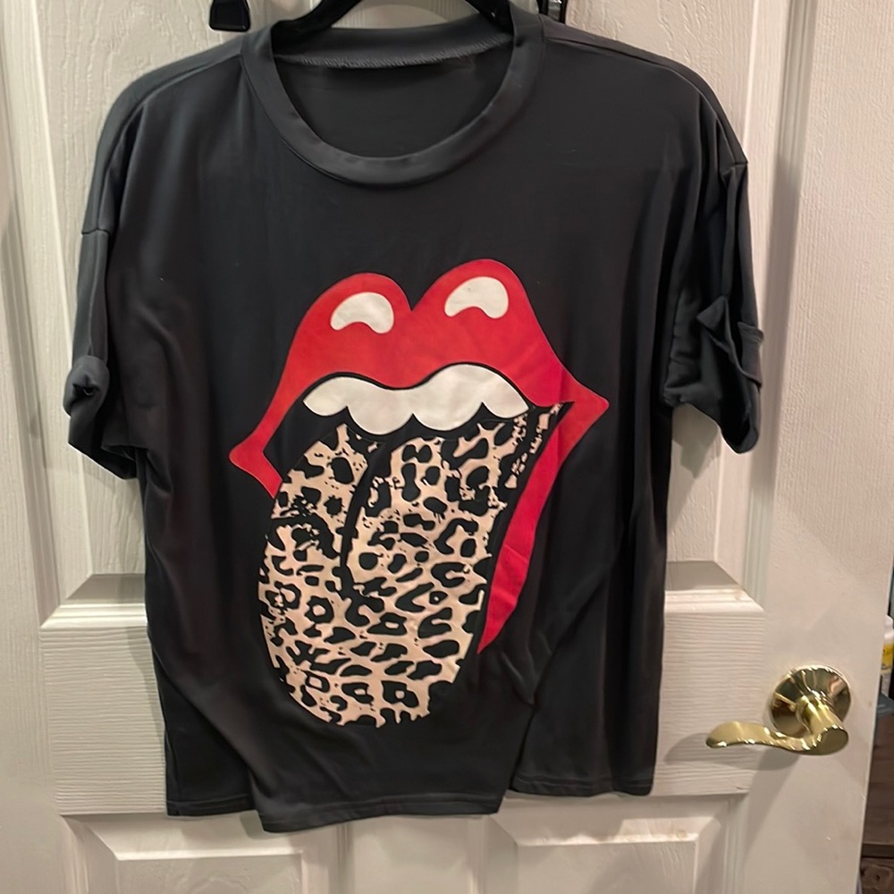 Women’s T-shirt. Size: S/M